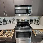 Nice 2Br I Pool I Gym I Free Parking I Workspace
