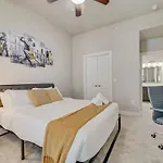 Nice 2Br I Pool I Gym I Free Parking I Workspace