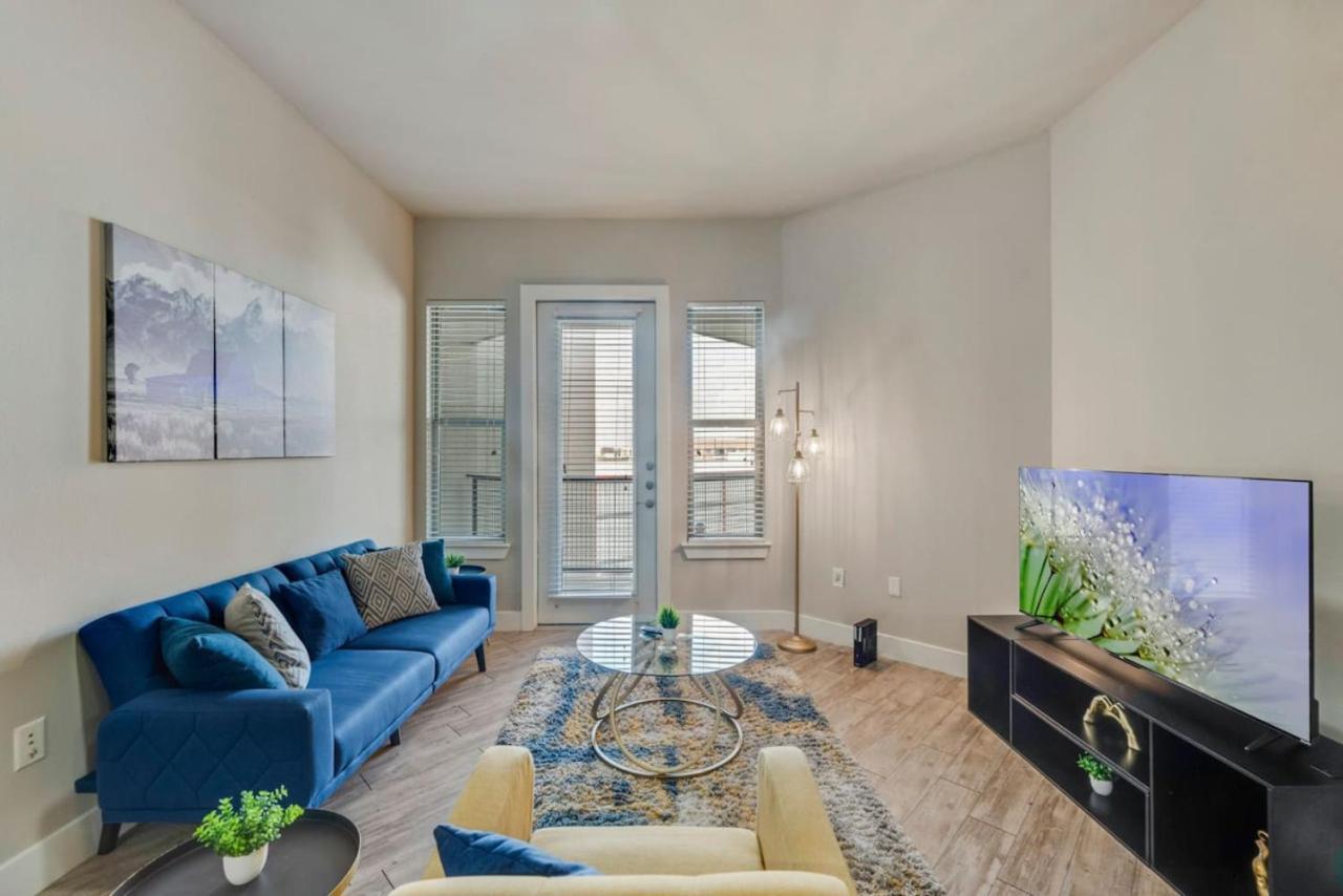 2br I Pool I Gym I Free Parking I Workspace Apartment