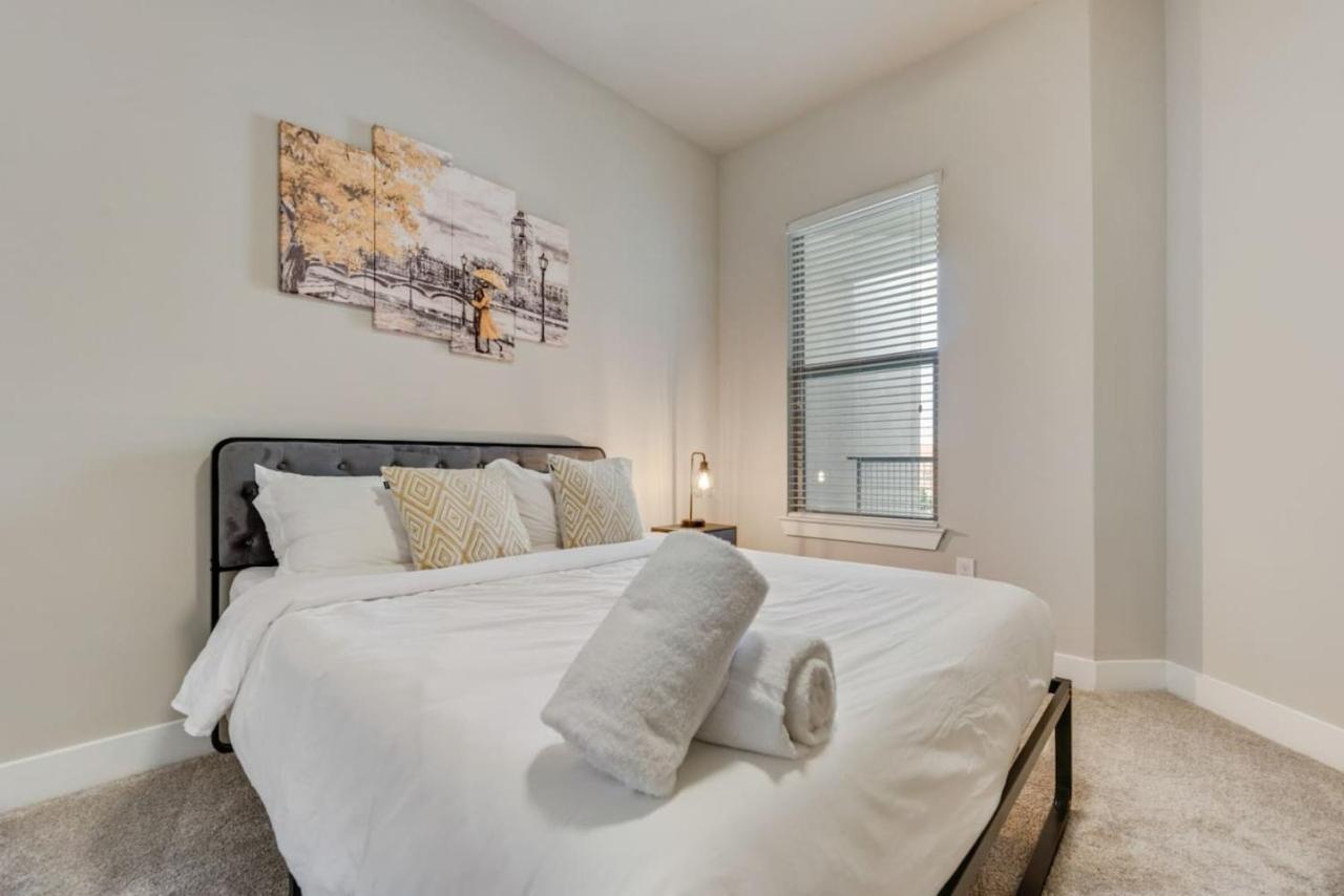2br I Pool I Gym I Free Parking I Workspace Apartment