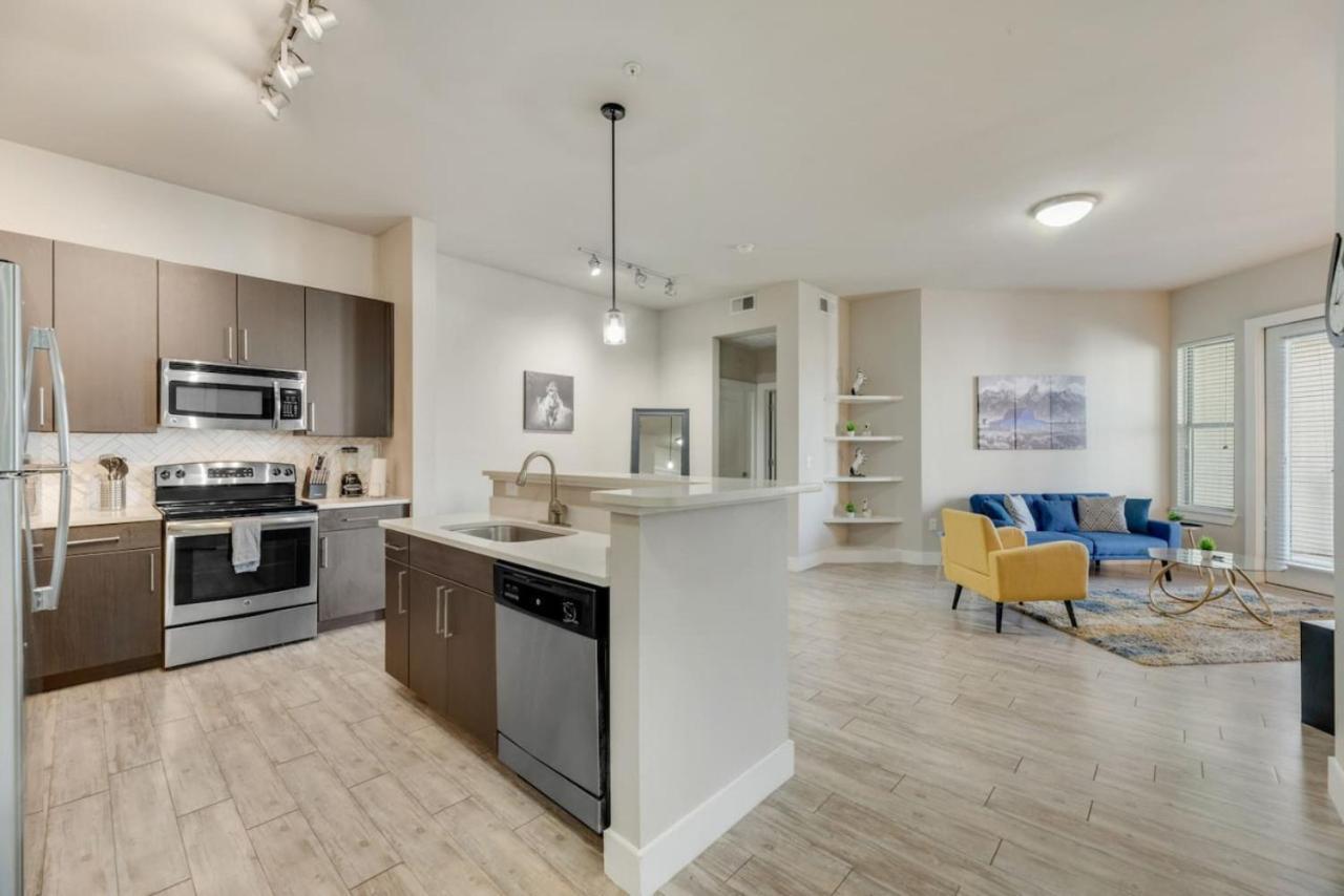 2br I Pool I Gym I Free Parking I Workspace Dallas